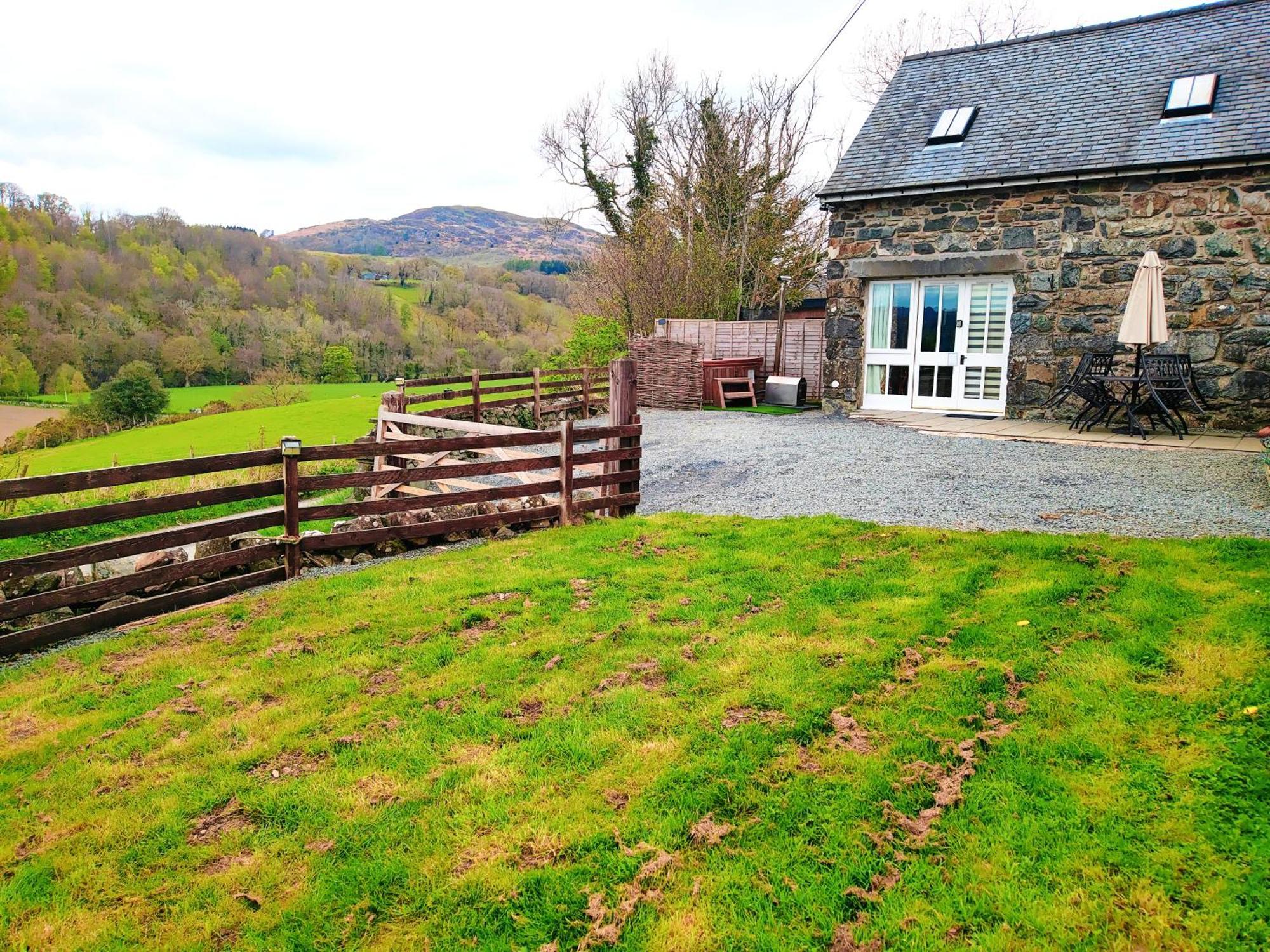 Cader Mountain View Cottage With Hot Tub In Snowdonia Dolgellau Exterior foto